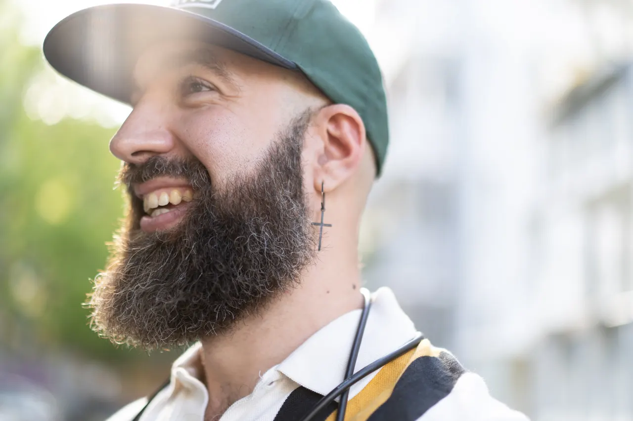 Portrait of Alexx Eon smiling